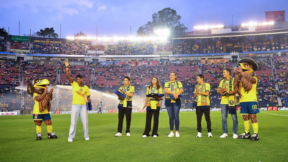 Atletas mexicanos reciben homenaje 