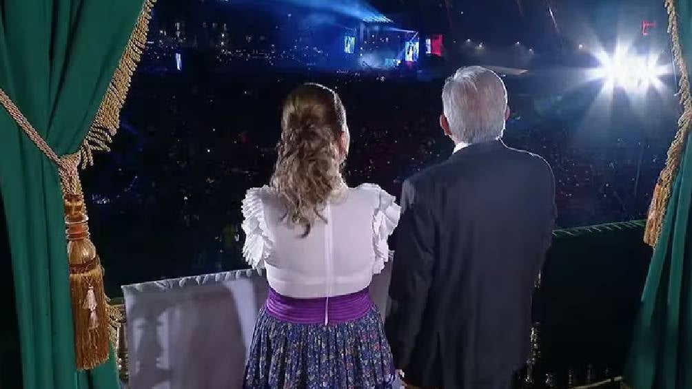 AMLO da su último grito desde Palacio Nacional junto con su esposa.