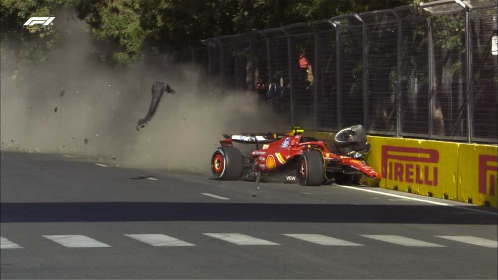 Carlos Sainz, de Ferrari, le dio un cerrón a Sergio Pérez y ambos chocaron contra el muro. 