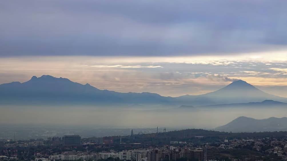 Los dioses, conmovidos por el amor , los transformaron en dos volcanes: Popocatépetl, el más alto, simboliza al guerrero vigilante, y Iztaccíhuatl, la montaña blanca.