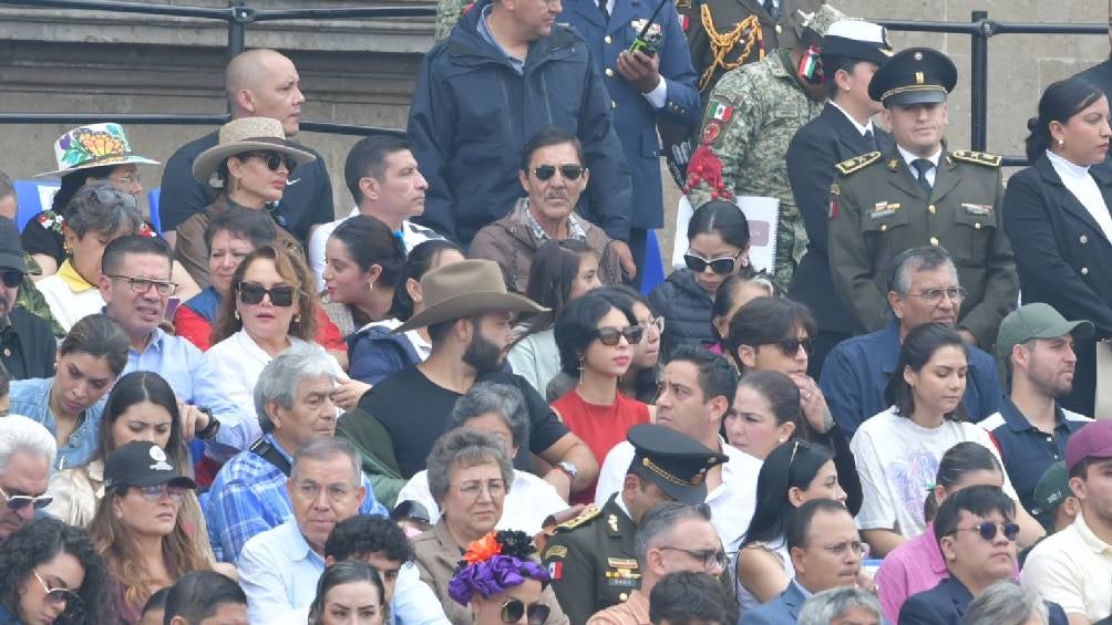 Por motivo de la celebración del 16 de septiembre se lleva a cabo el desfile miltar reuniendo a miles de personas entre ellos los cantantes.  