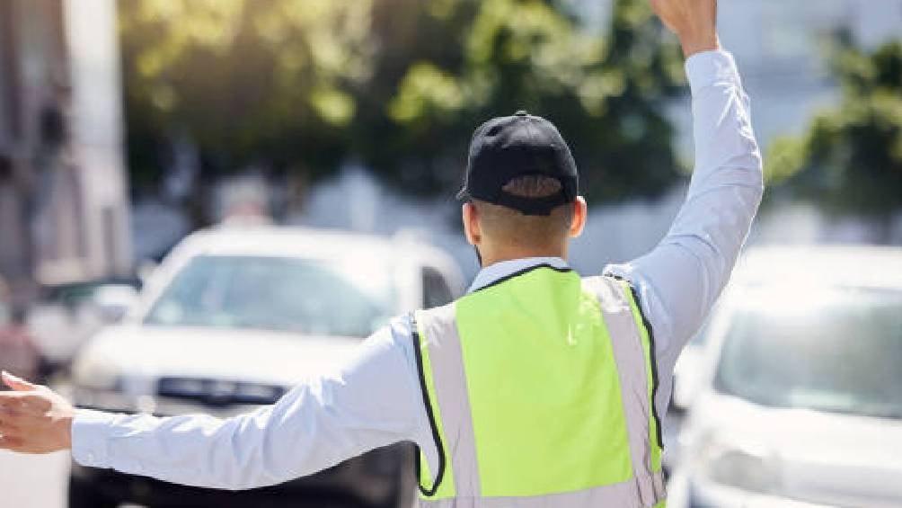 Respetar las reglas de tránsito es crucial para garantizar la seguridad de todos los usuarios de la vía, prevenir accidentes y reducir lesiones y muertes.