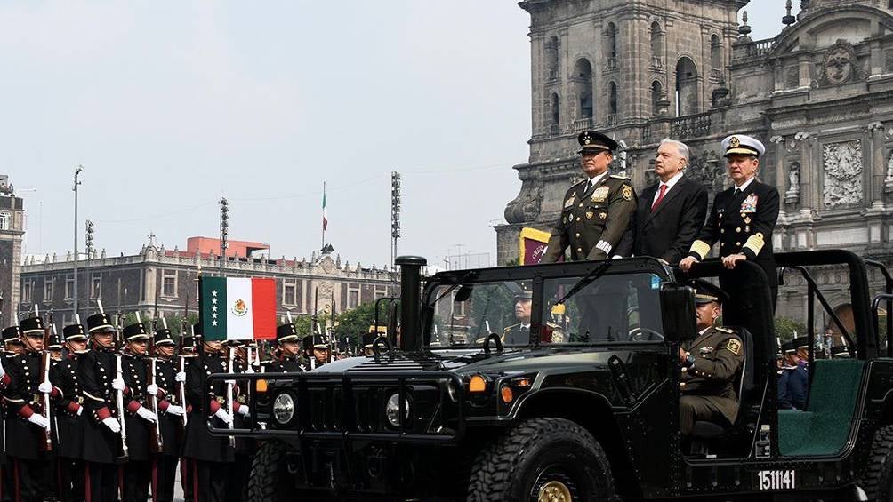 El mandatario salió a las 10:00 de la mañana de Palacio Nacional para encabezar el desfile militar. 