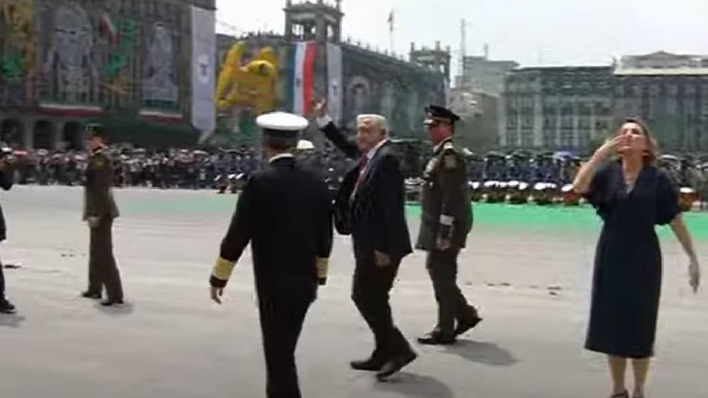 Despiden a López Obrador con "México lindo y querido".