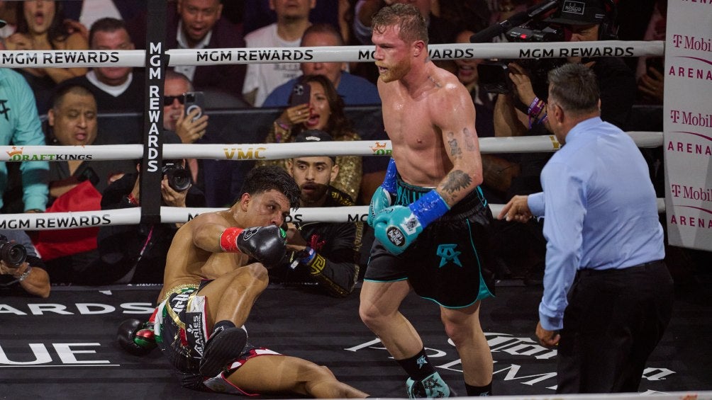 Canelo propinó la primera derrota en la carrera de Munguia