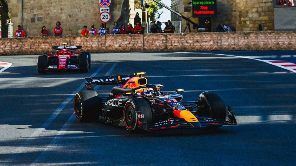 Sainz detrás de Checo Pérez