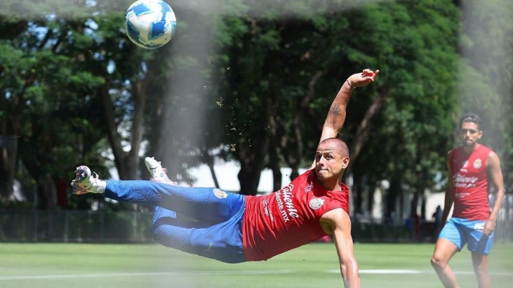 It's raining! Javier “Chicharito” Hernández talks about the Chivas players