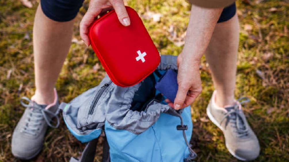 En la mochila de emergencia es esencial contar con agua embotellada, alimentos no perecederos. 