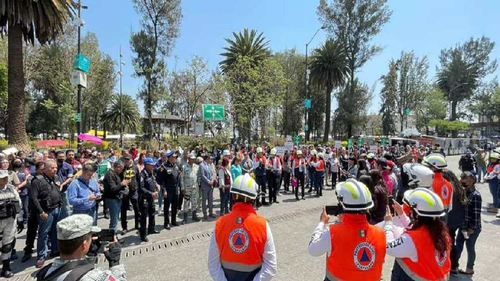 Se pide a las personas seguir las indicaciones para evitar accidentes. 