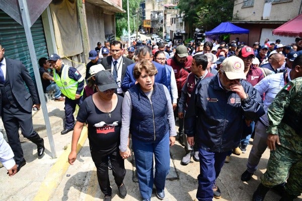 •	El Gobierno del Estado de México cubrirá los gastos funerarios de las seis personas que fallecieron a consecuencia del derrumbe de un cerro en colonia La Raquelito, Naucalpan.