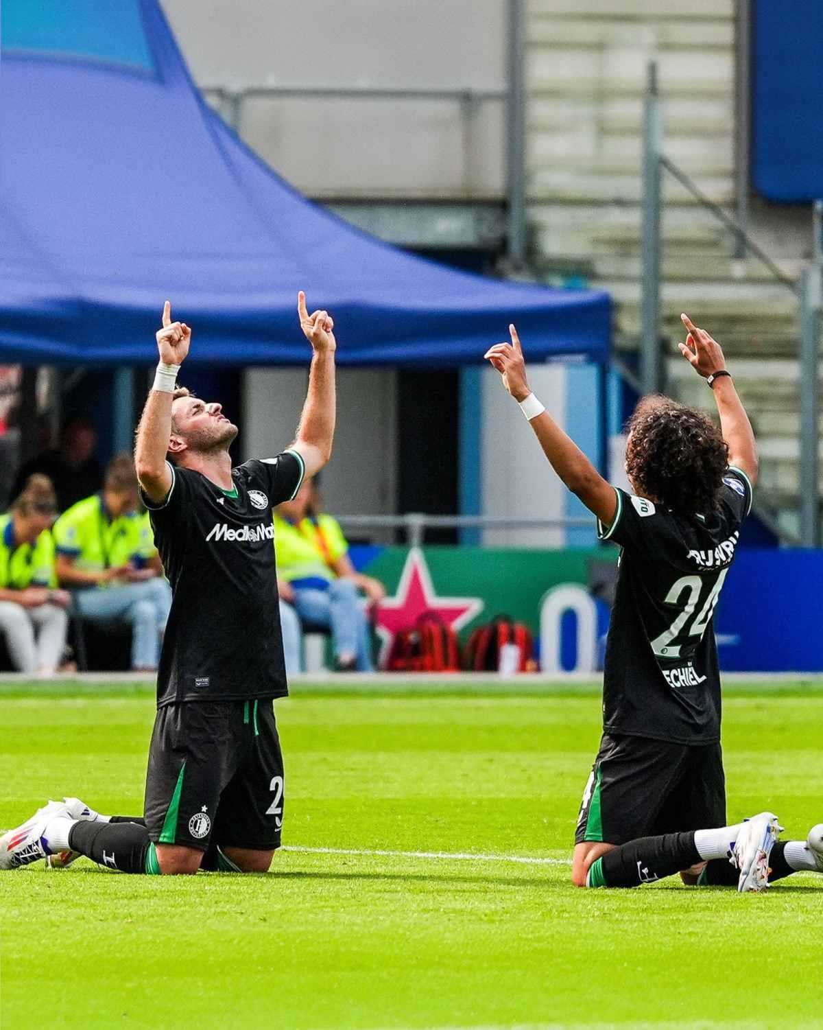 Agradeciendo tras el gol 