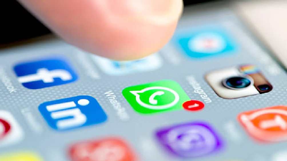 WhatsApp te permite mandar mensajes, fotos, videos, hacer llamadas y videollamadas. 