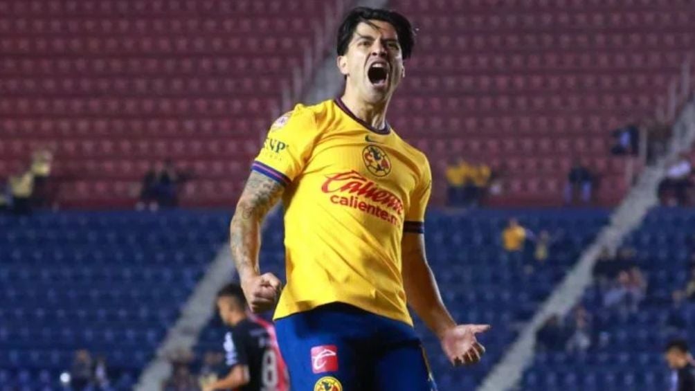 Dávila celebra su gol en el debut con América