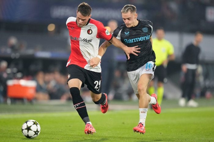 Santiago Giménez conduce el balón