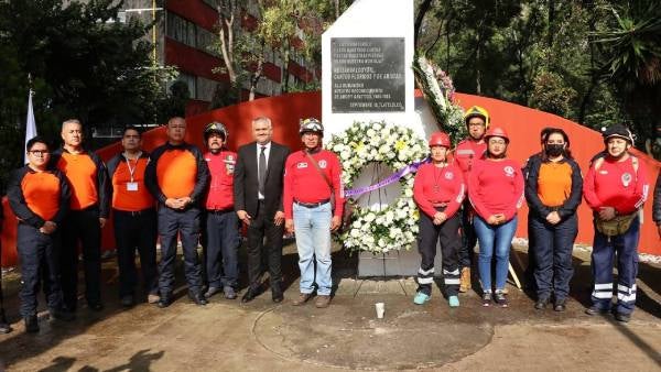 El alcalde posa juntos a los Veteranos Topos en la conmemoración en Tlatelolco