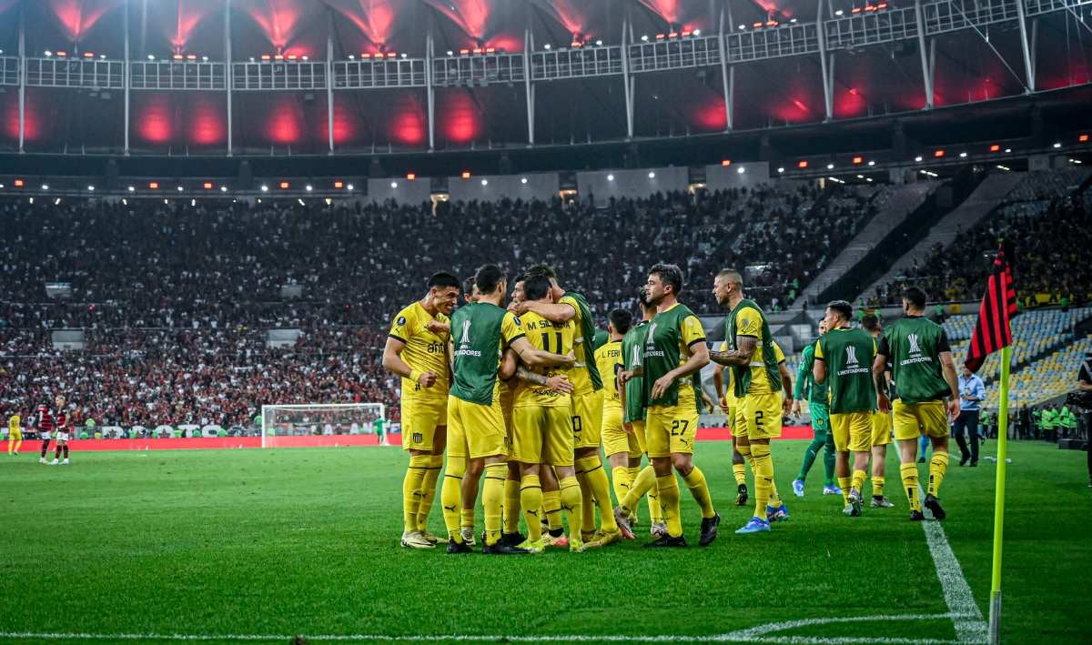 Jugadores del carbonero celebran en el Maracaná