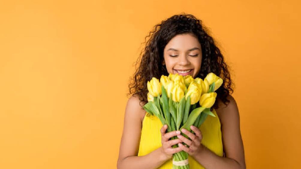 regalar flores amarillas se ha vuelto tradición. 