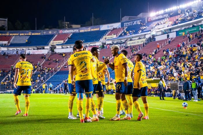 Jugadores de América festejan un gol contra Atlas