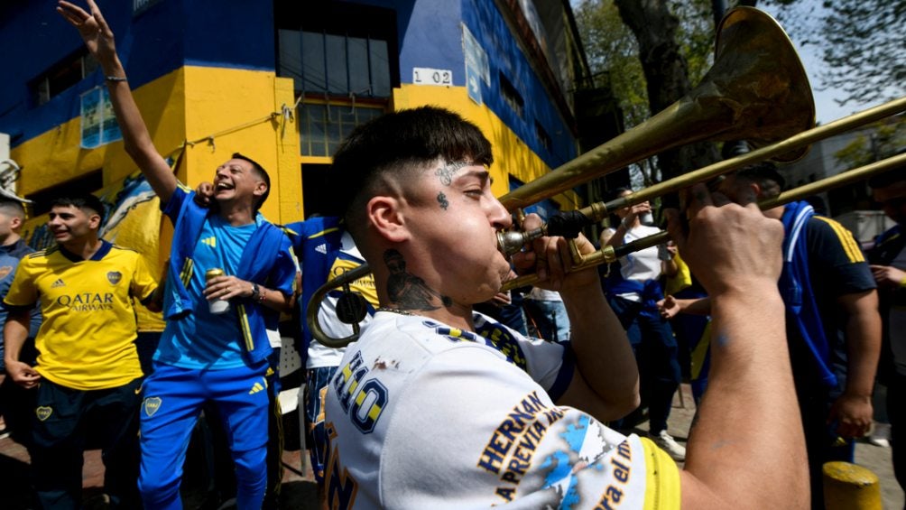 Afición xeneize afuera de La Bombonera