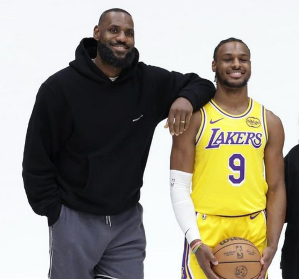 Lebron James junto con su hijo Bronny James