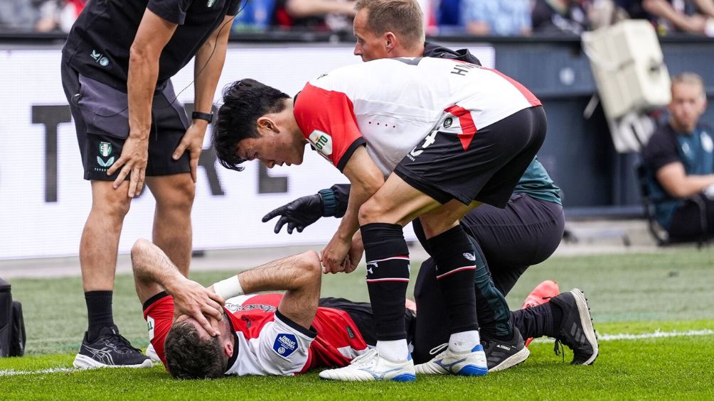 Santi Giménez leaves Feyenoord vs NAC on a stretcher after injury