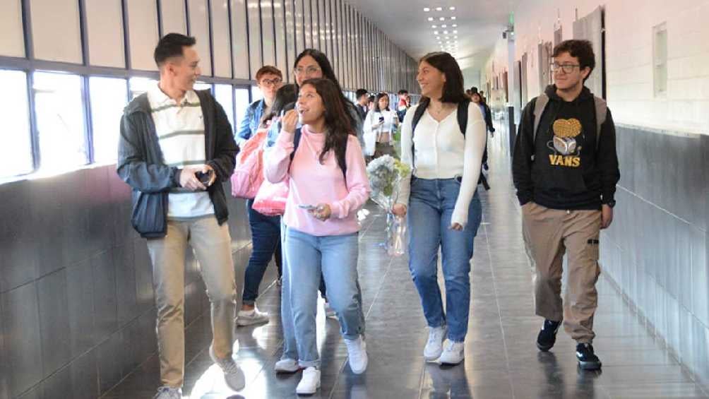 La beca está dirigida estudiantes tanto de preparatoria como de universidad. 