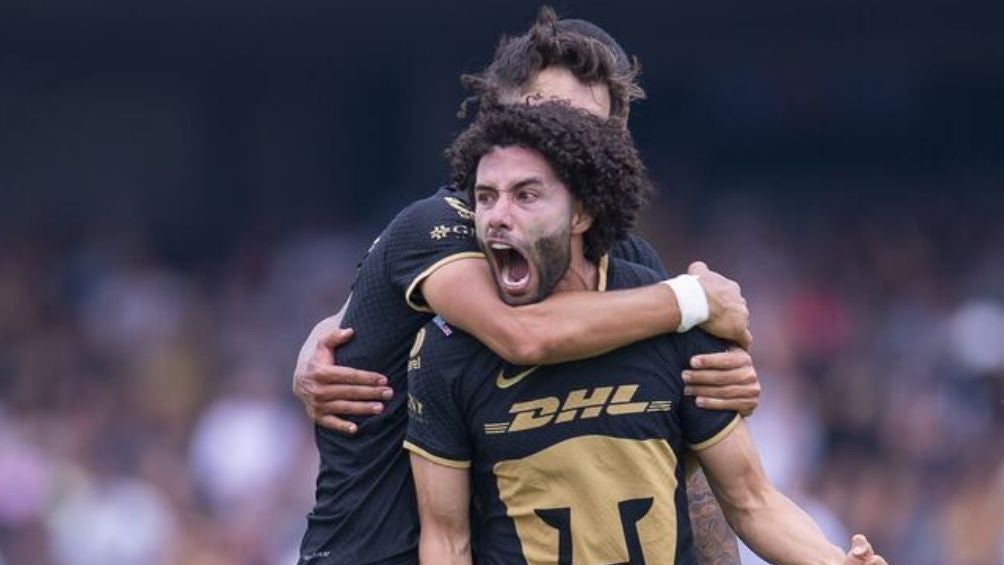 Huerta celebra un gol con Pumas