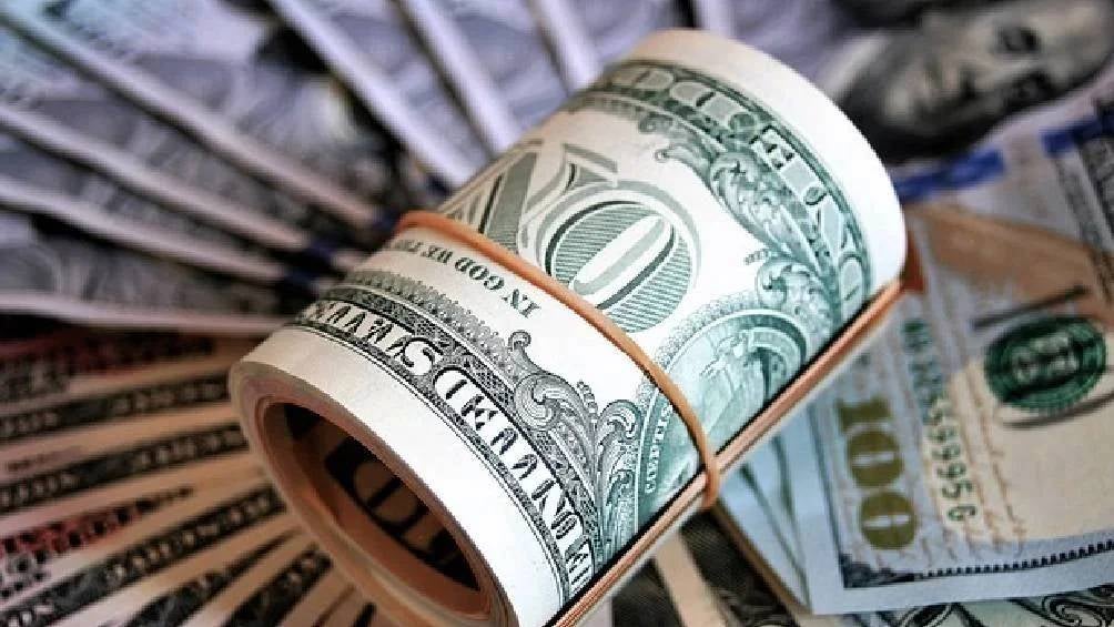 El dólar es utilizado para realizar transacciones comerciales internacionales, invertir en mercados financieros y como reserva de valor