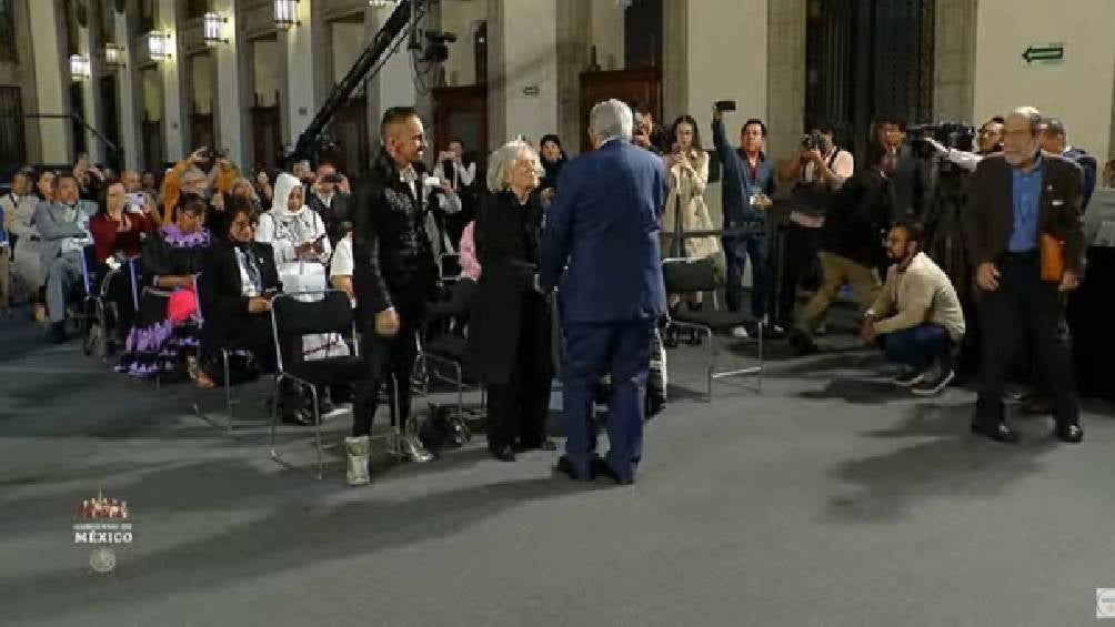 El mandatario saludo a la escritorio Elena Poniatowska durante la conferencia. 