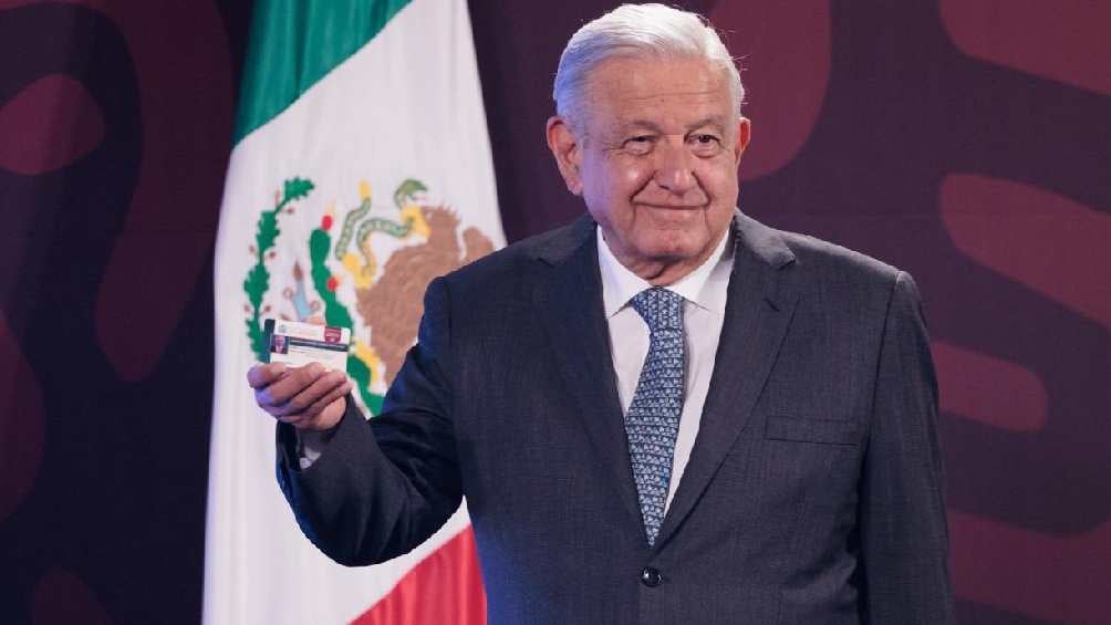 El Presidente López Obrador presumió una credencial del IMSS-Bienestar. 