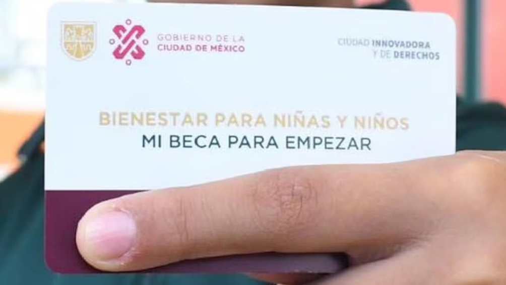 Mediante esta tarjeta del Banco del Bienestar se deposita la beca. 