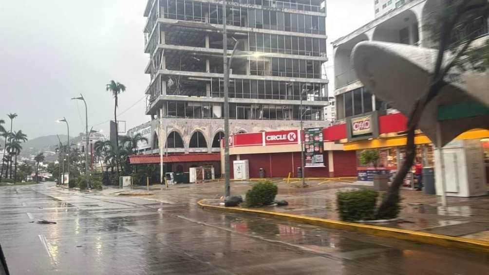 El huracán trae consigo fuertes lluvias que afectan las calles y avenidas. 