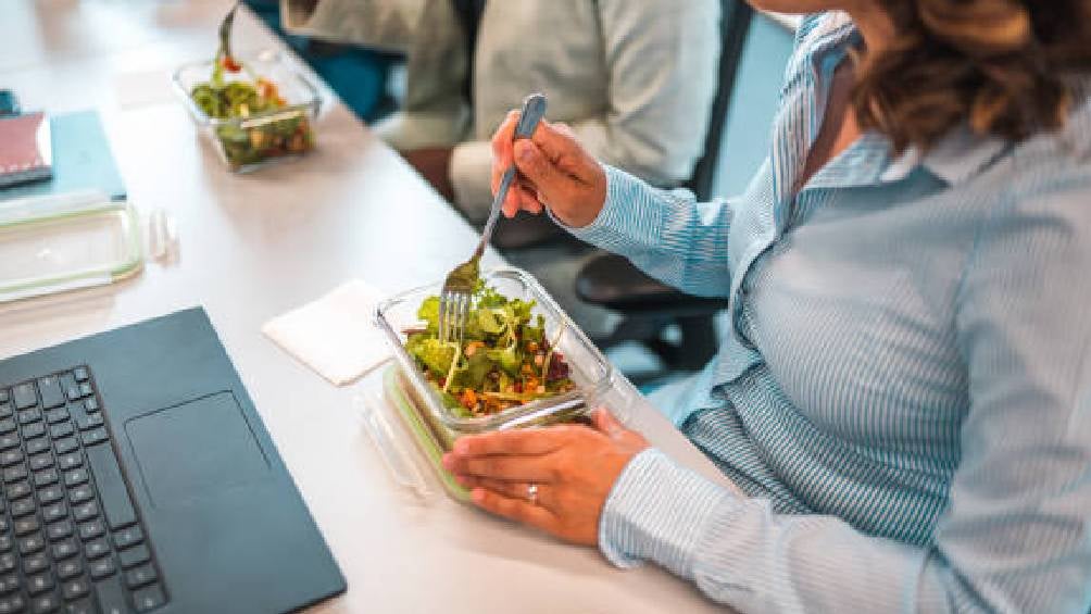 Si no tomas la hora de la comida podrás salir antes de la jornada habitual. 