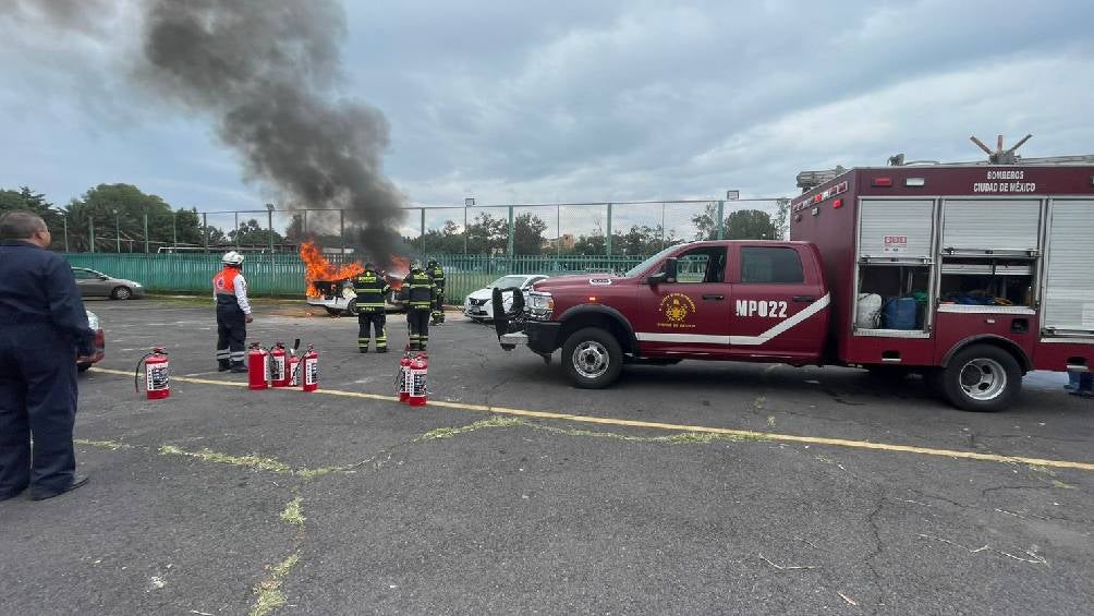 El incendio fue reportado por alumnos y personal del plantel. 