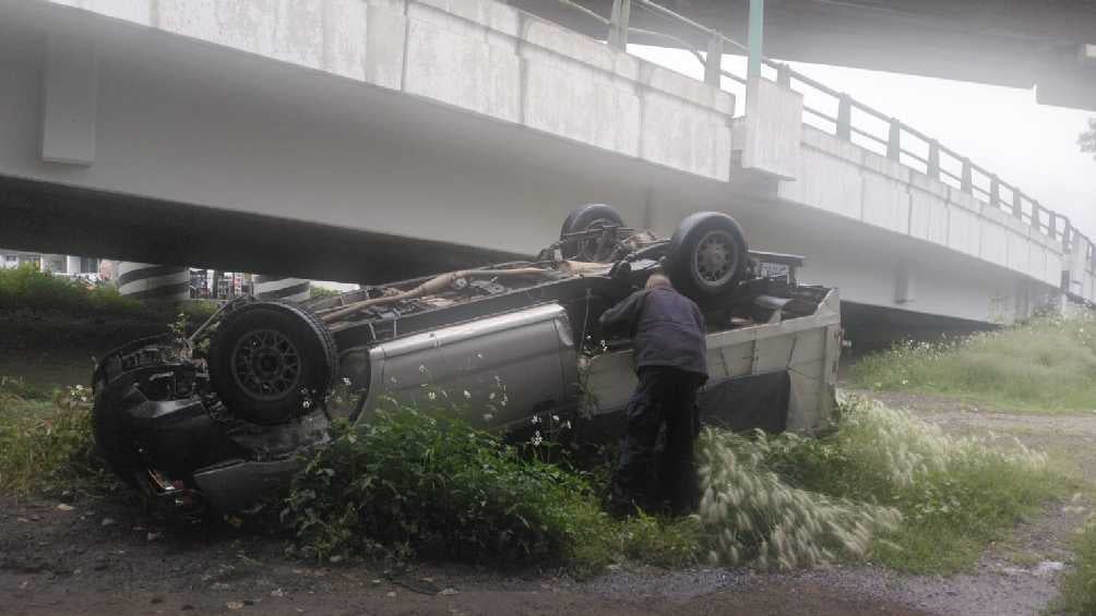 Increíblemente, el conductor de la pick up salió vivo, aunque con lesiones. 