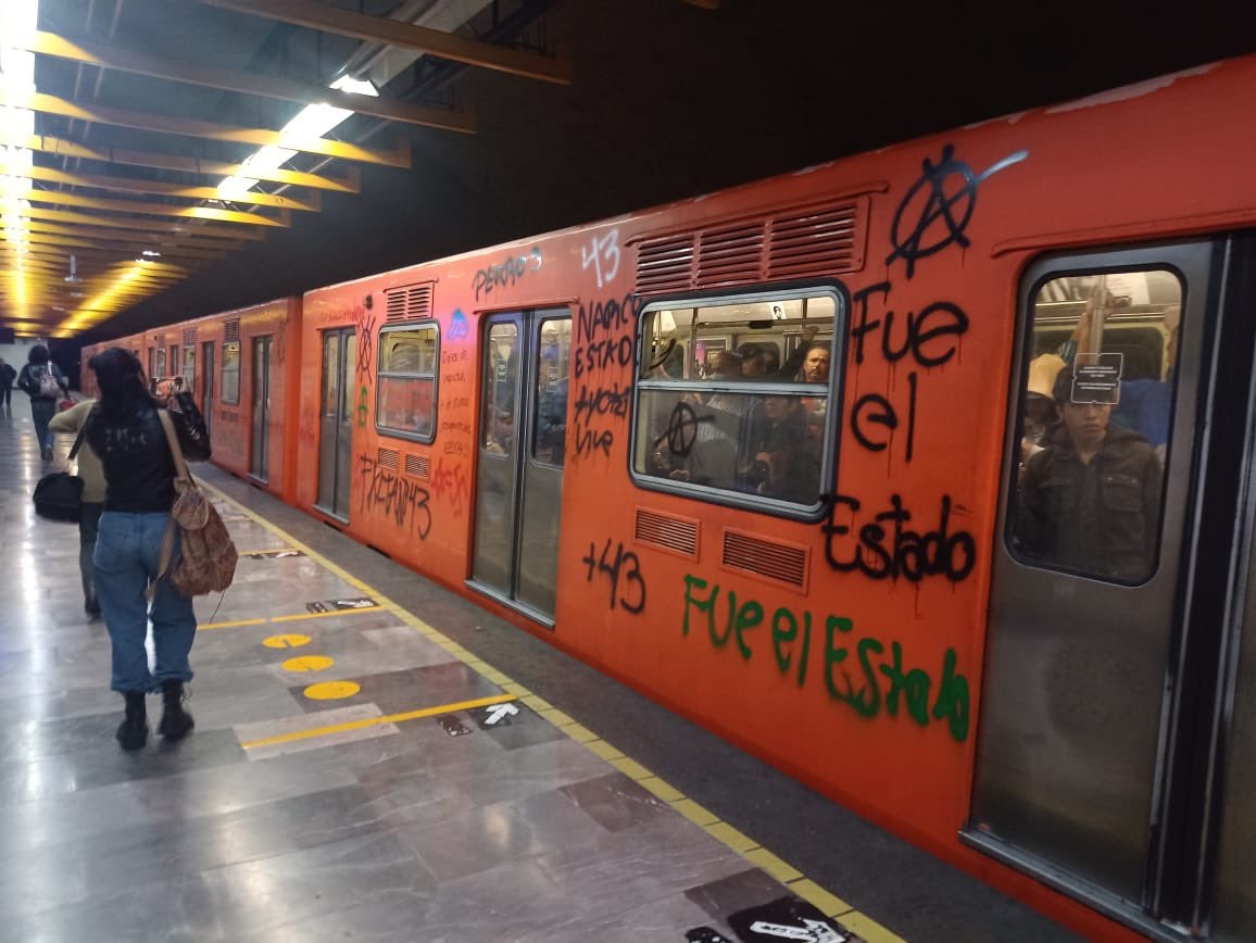 Vagón de la Línea 3 del Metro fue vandalizado por marcha de los 43 normalistas. 