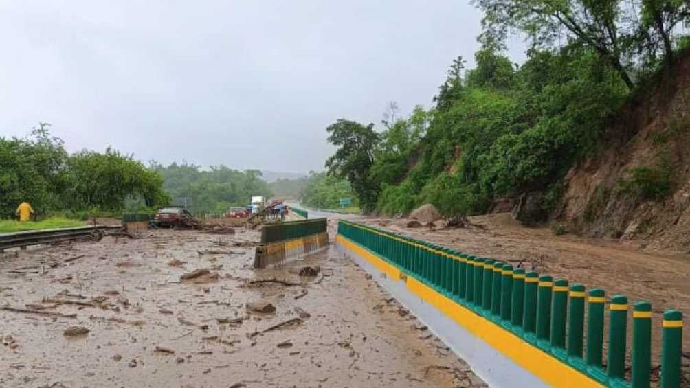 La Autopista del Sol fue cerrada por inundaciones y derrumbes. 