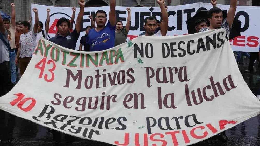 El caso de Ayotzinapa involucra la desaparición de 43 estudiantes de la Escuela Normal Rural de Ayotzinapa en Iguala, Guerrero, México.