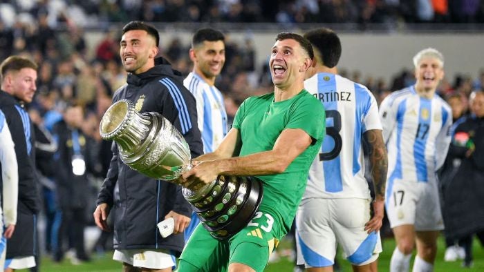 Dibu Martínez recrea festejo del Mundial con el trofeo de la Copa América