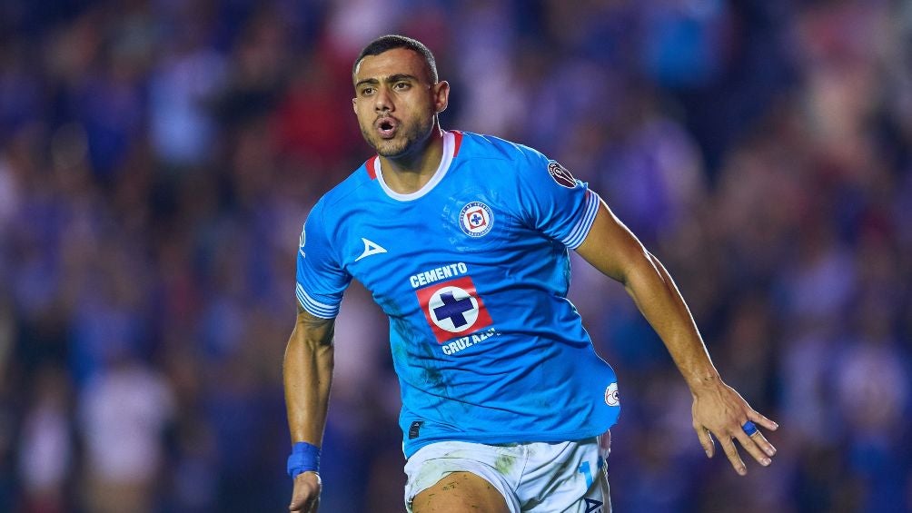 Giorgos Giakoumakis celebrates a golf with Cruz Azul