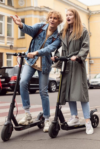 Viajar a más de 25 Km/h es motivo para circular por los carriles de los autos.