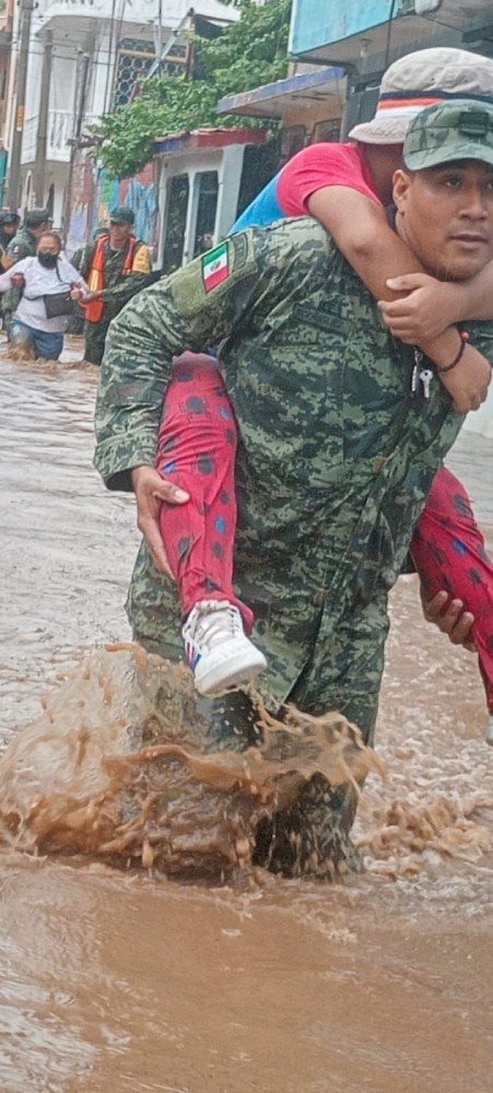 El ejército rescató a familias que estaba en peligro.