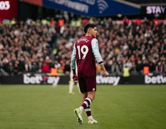 Edson Álvarez en un partido de West Ham