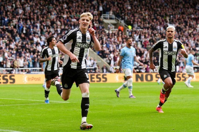 Anthony Gordon celebra su gol