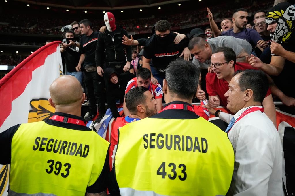 Los disturbios en las tribunas interrumpieron el juego 