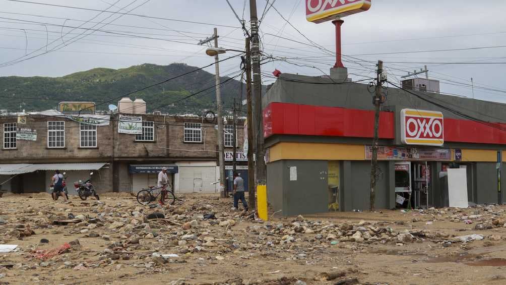 Varias tiendas han sido saqueadas por los mismos pobladores. 