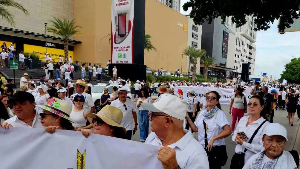 Cientos de ciudadanos se dieron cita para manifestarse en contra de delincuencia en Culiacán. 