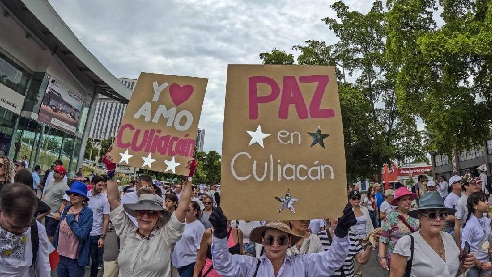 Entre las consignas que se escuchaban eran "Culichi que se respeta, busca la paz completa" . 