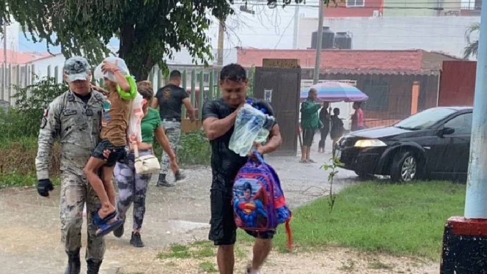 En las donaciones se recomienda: agua embotellada, alimentos enlatados. 