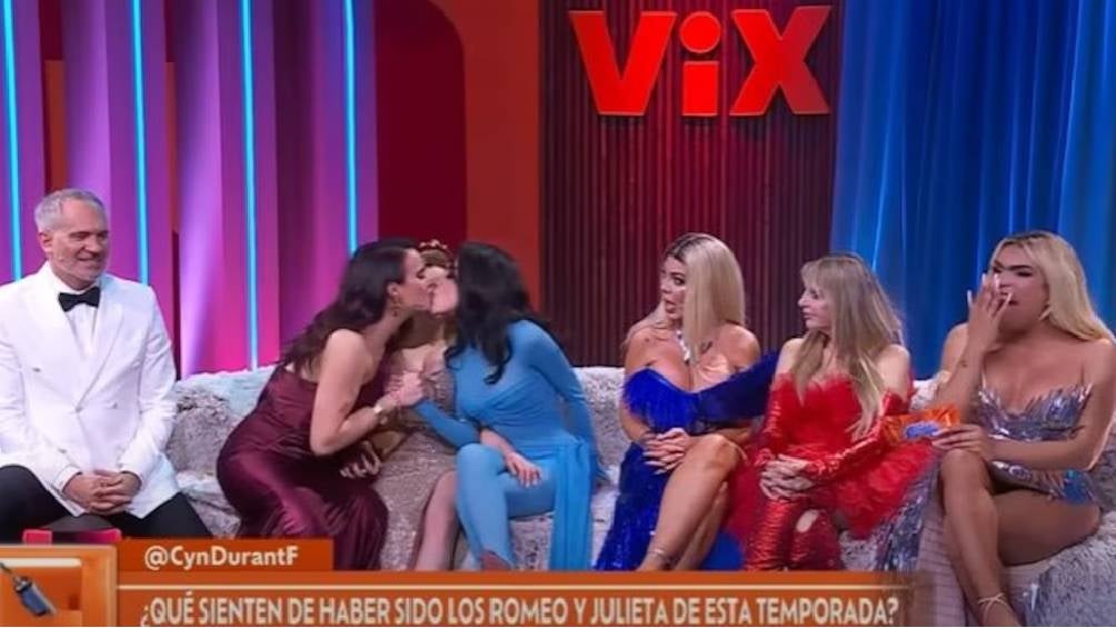 Las participantes se dieron un beso enfrente de todo el público. 